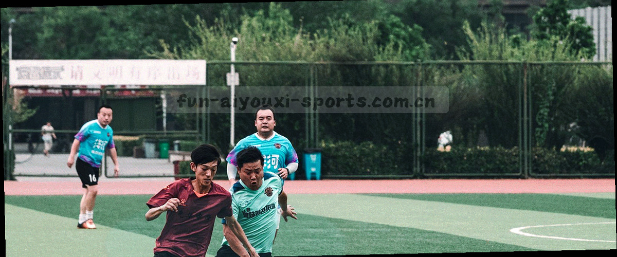 体育场观众欢呼，灯光聚焦的瞬间